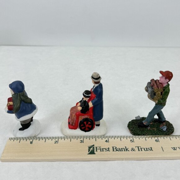 Vtg Christmas Village Accessories 3 Miniature Figurines 2 White Picket Fence - Picture 13 of 16